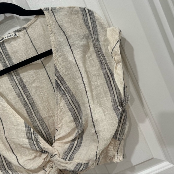 Abercrombie & Fitch Cream and Black Striped Crop Top - Picture 4 of 13